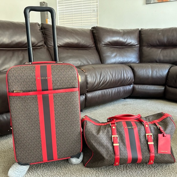 Michael Kors luxury duffle bag.suitcase is NO longer available. - Picture 3 of 3
